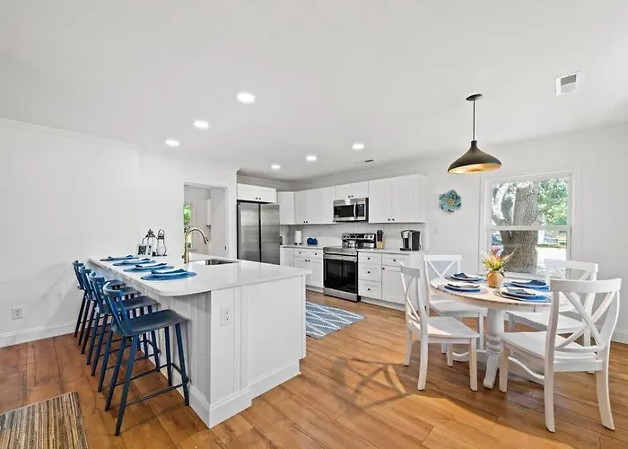 Cheerful 4 Bedroom Home 1 Block From The Beach!