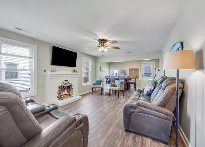 Beachy Keen, North Myrtle Beach Beach Single-Family House, 150 Feet To Ocean! Pets Welcome!