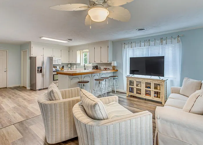 Coastal Family Home - Walk To The Beach And Shopping