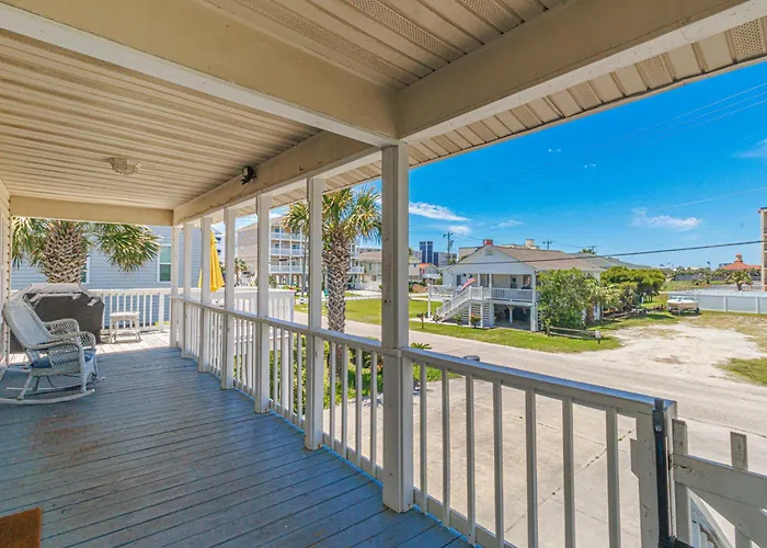 Beautifully Updated Beach House-Bella Sirena! Short Walk To The Beach! Sleeps 8!
