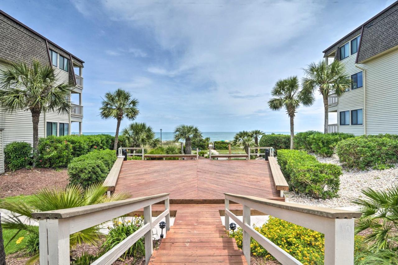 Apartment Beachfront With Pool View And Balcony!