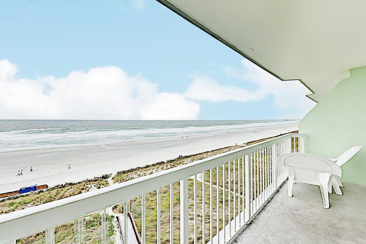 Stylish Beachfront Getaway With 2 Pools & Lazy River Apartment