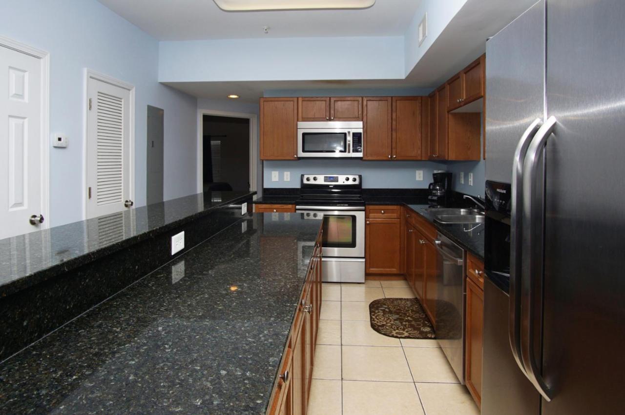 Coconut Grove 404 *