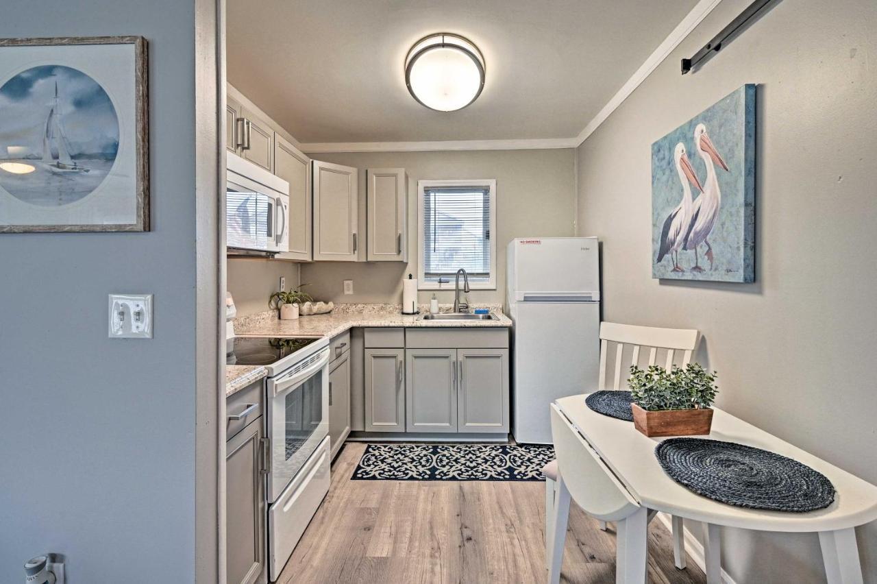 Apartment Surfside Couples Retreat With Balcony!