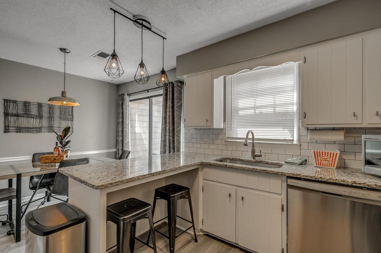 Holiday home Family Friendly, 1 Block To Beach! *