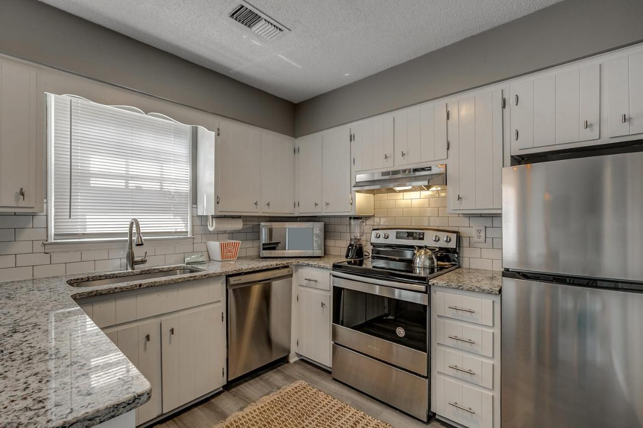 Family Friendly, 1 Block To Beach! Holiday home *