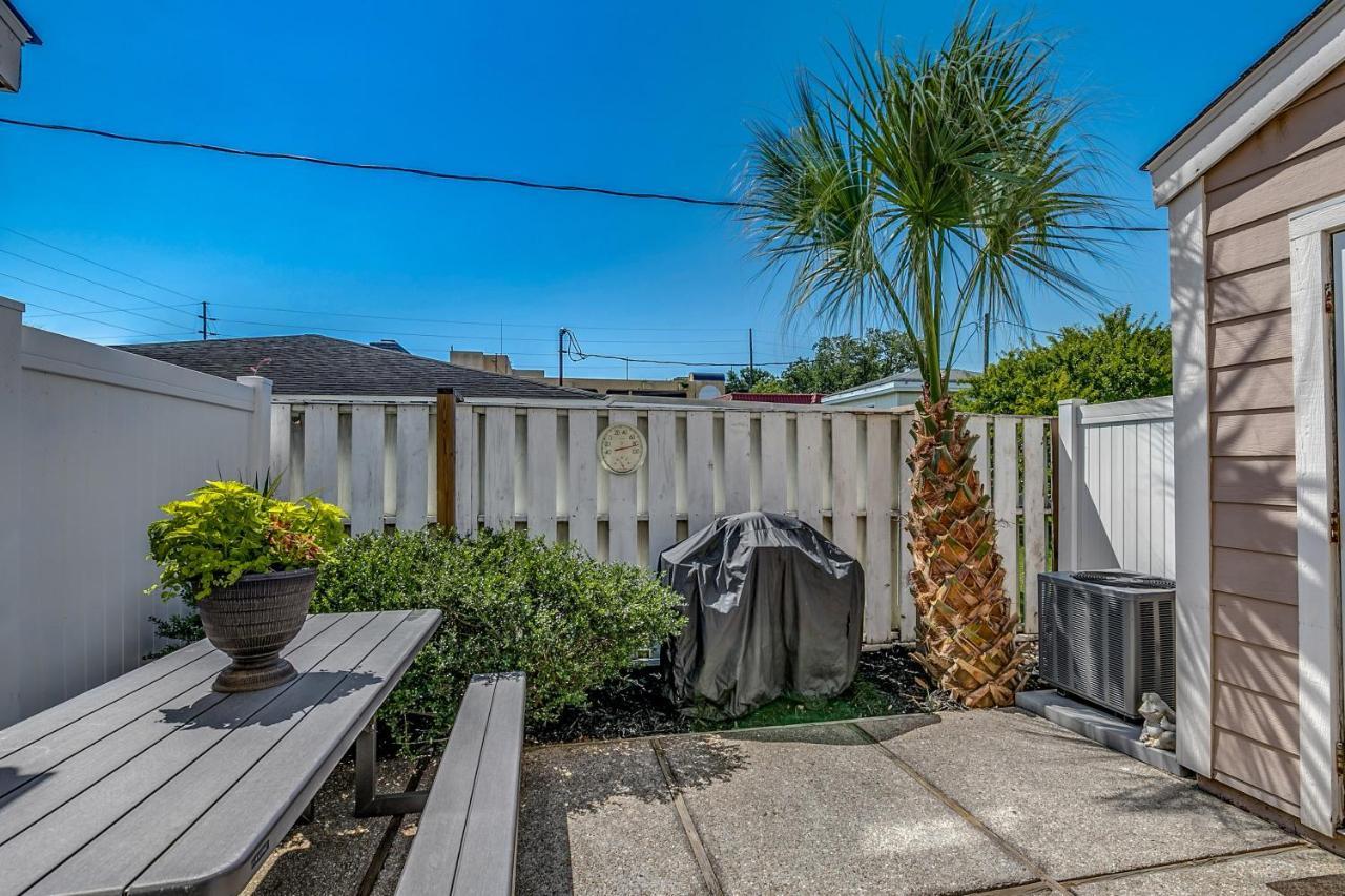 Holiday home Family Friendly, 1 Block To Beach!