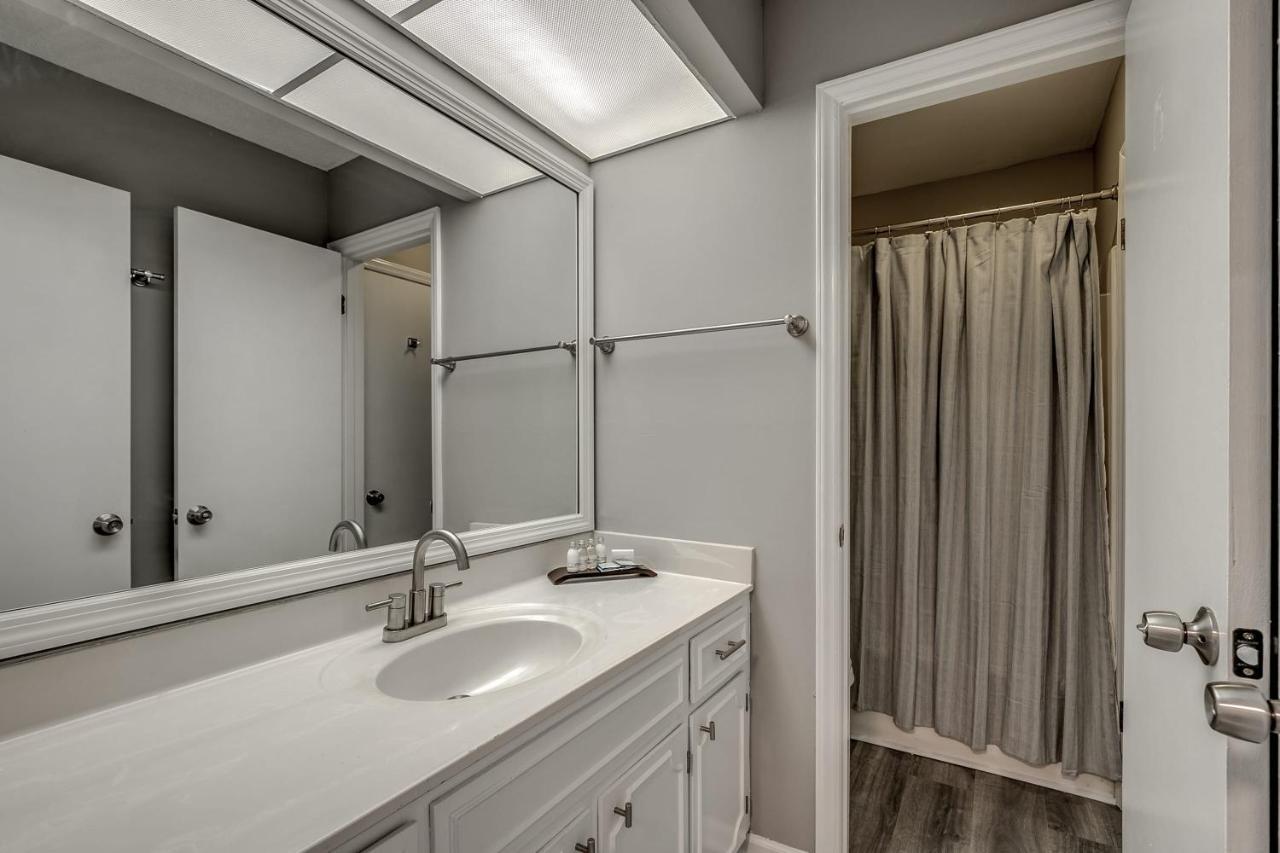 Family Friendly, 1 Block To Beach! Holiday home