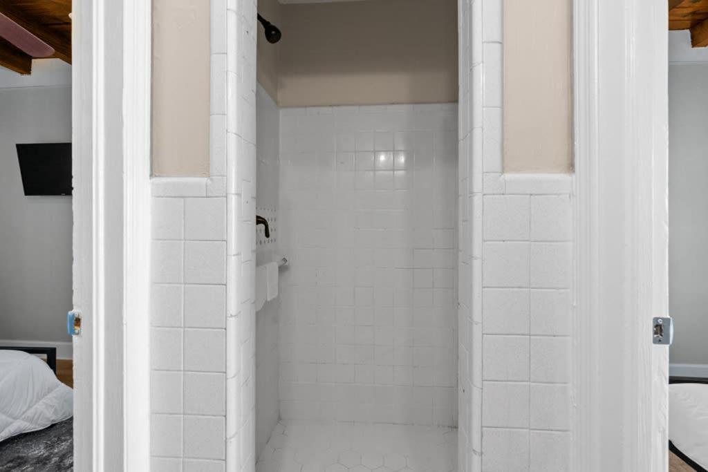 Cozy And 2br Parking 2min Walk To