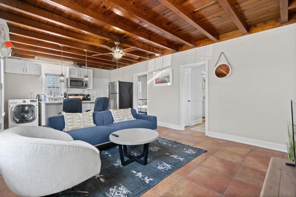 Apartment Cozy And 2br Parking 2min Walk To