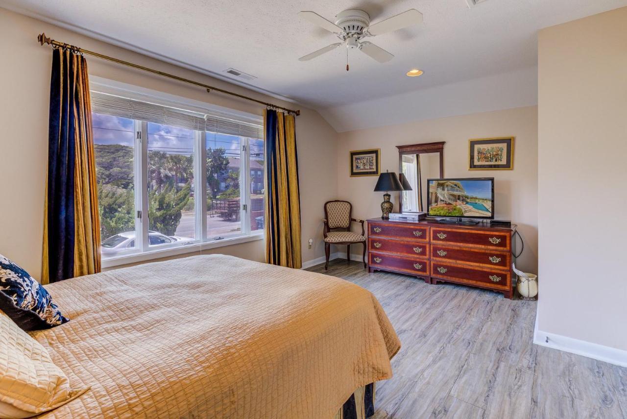 Holiday home Oceanfront Pool Hot Tub Kitchen Washer Dryer Downtown Myrtle Beach