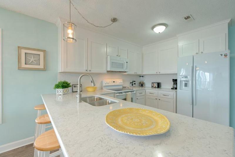 Sandy Dunes Oceanfront - Just Renovated June 2020 * Myrtle Beach