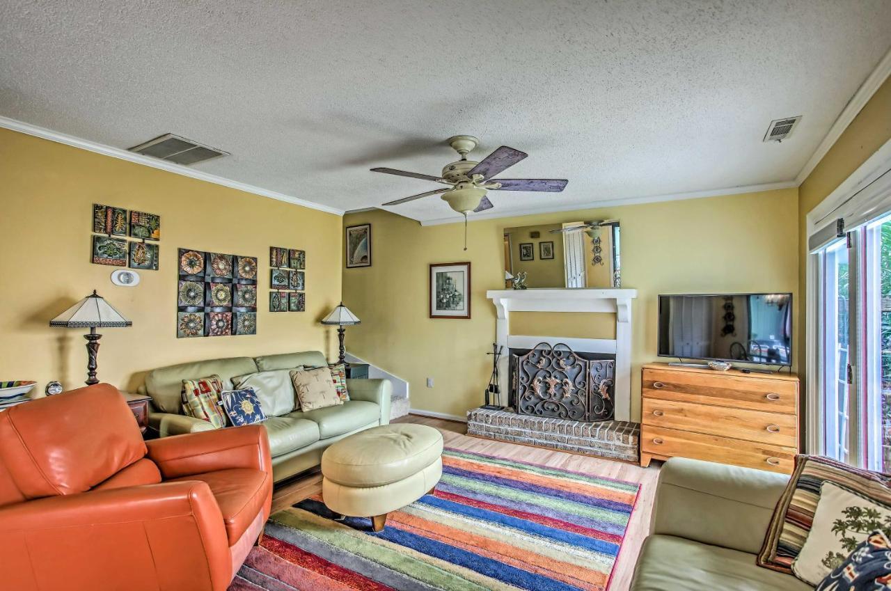 North Myrtle With Patio - Walk To Beach! Holiday home
