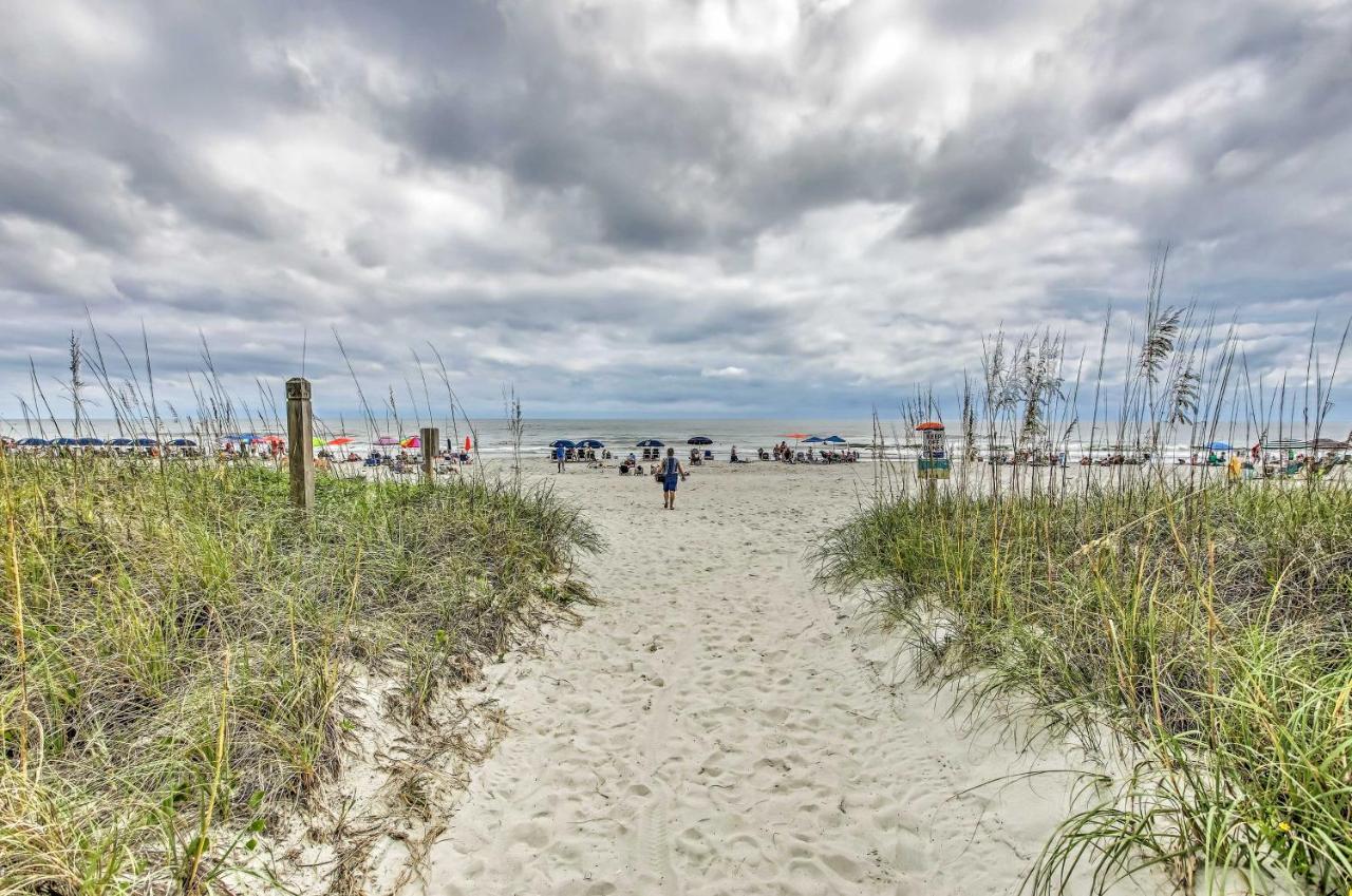 North Myrtle With Patio - Walk To Beach! Holiday home *