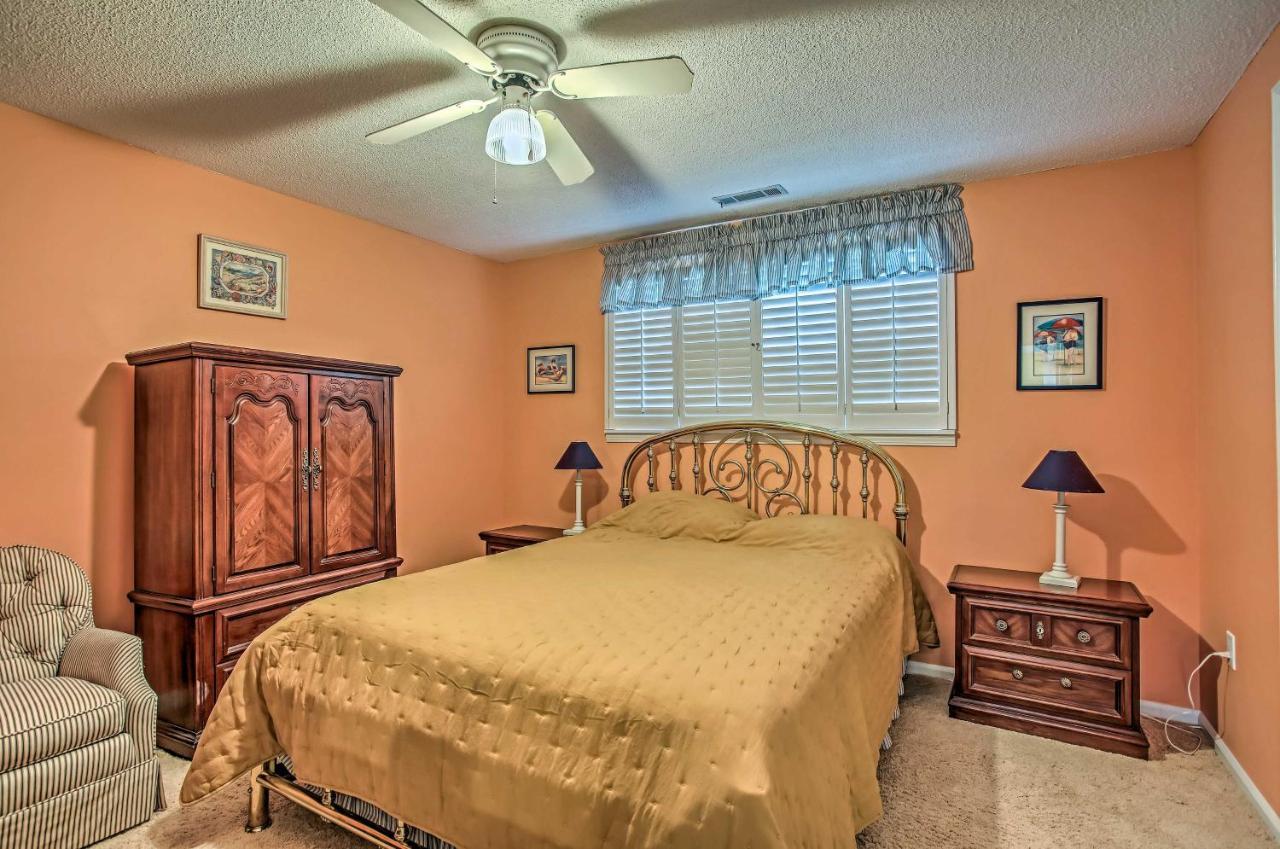North Myrtle With Patio - Walk To Beach! Holiday home Myrtle Beach