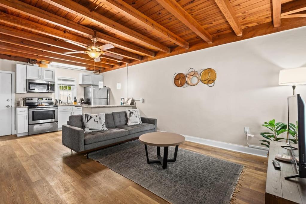 Apartment Unique Designed 2br With Parking *