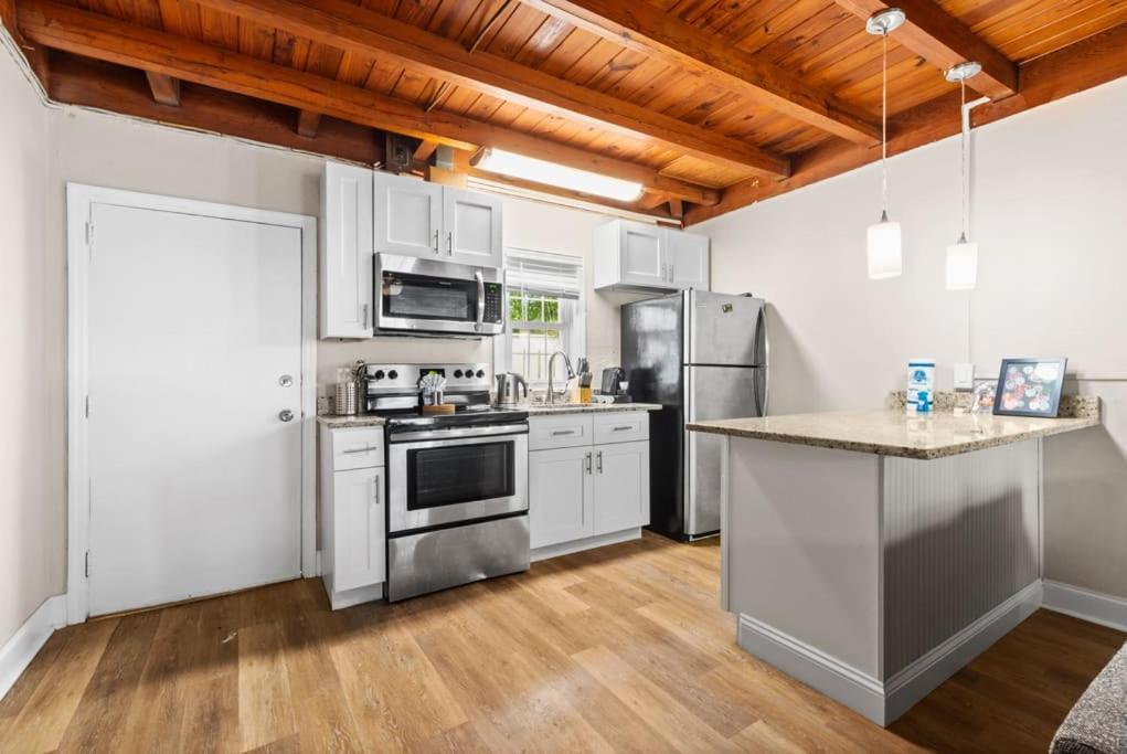 Apartment Unique Designed 2br With Parking *