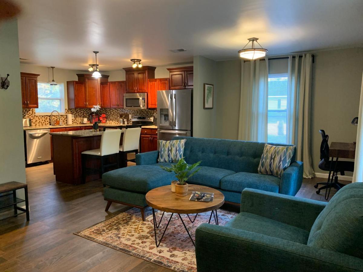 2 Bedroom House Walking Distance To Ocean Boulevard And Broadway At The Beach *