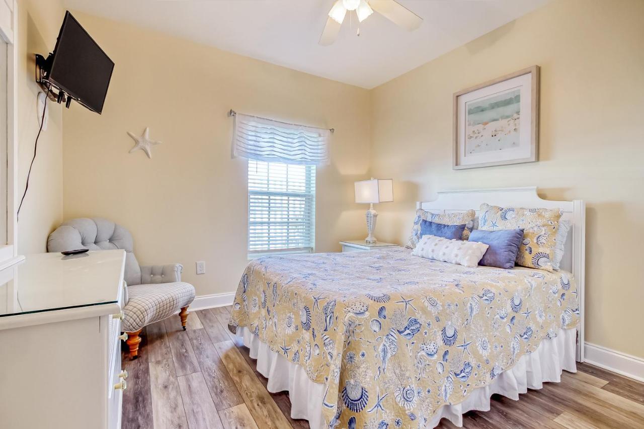 Coconut Grove 203 *