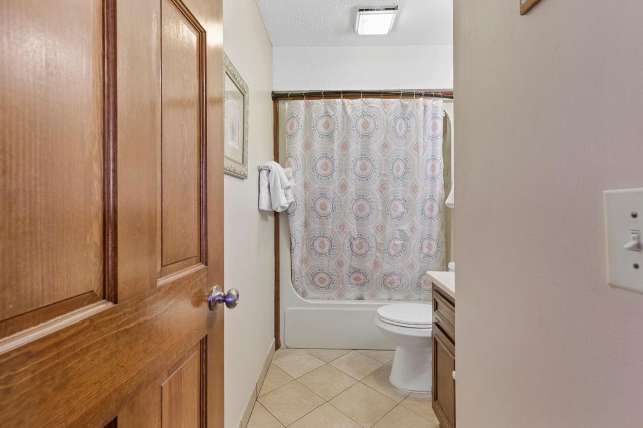 Spacious Modern - 1st Floor - One Block To The *