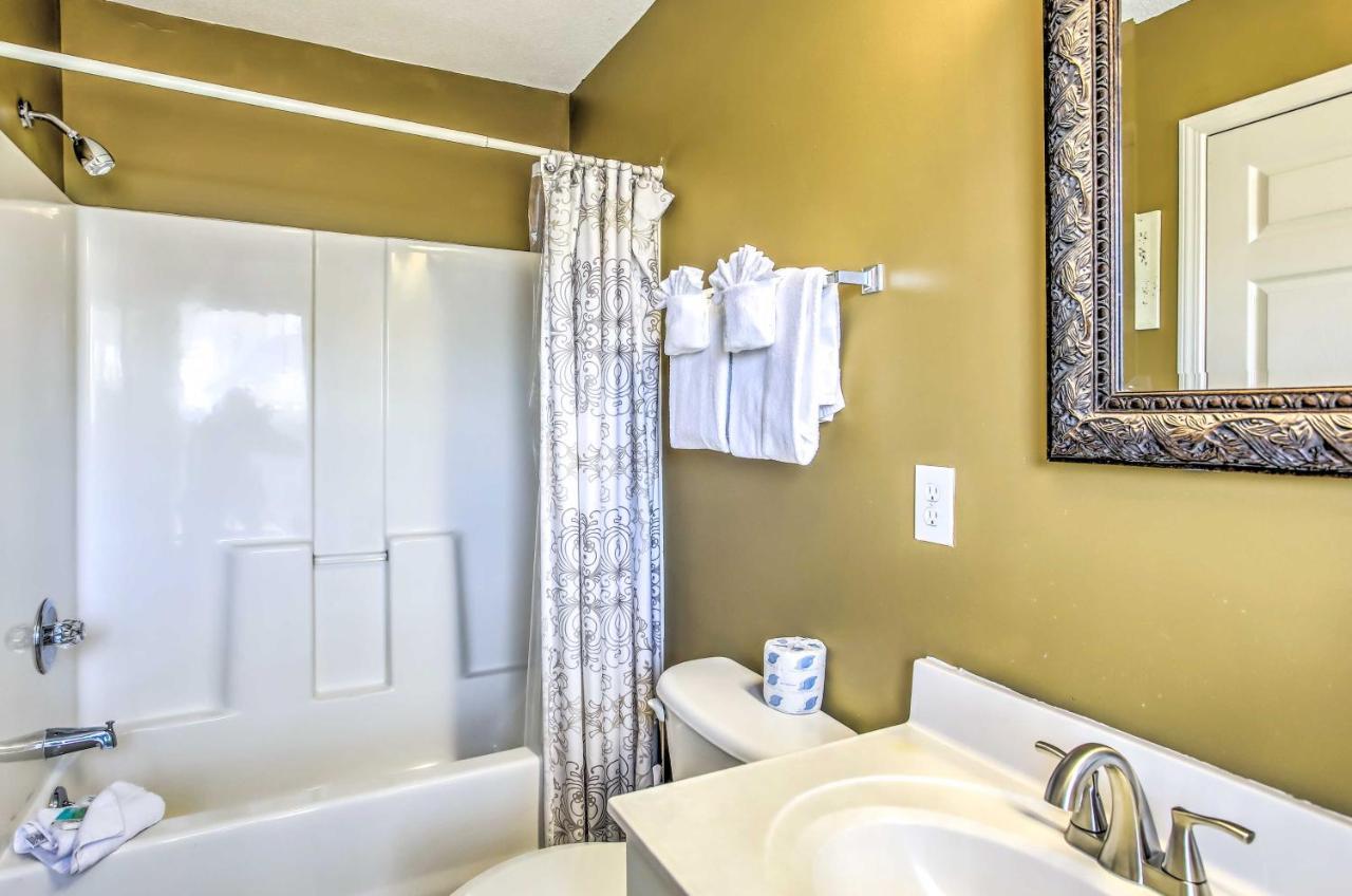 Apartment With Pool Access!