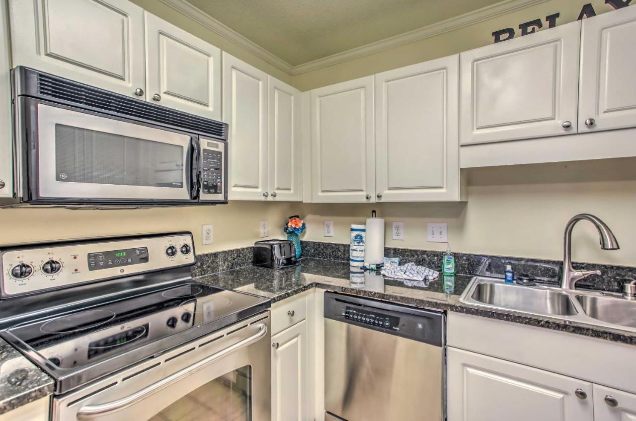 Apartment With Pool Access! *