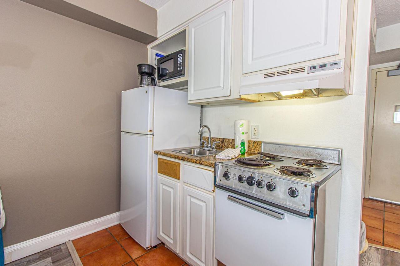 Holiday home Direct Oceanfront Studio With Beautiful Updates! Sea Mist 20709 Queen Beds - Full Kitchen! Myrtle Beach
