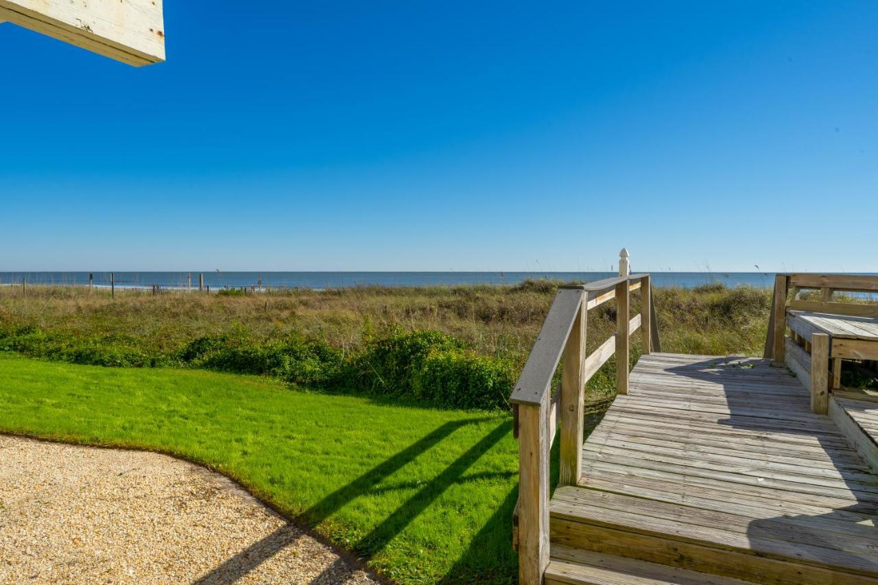 Bright And Sunny With Stunning Oceanfront Apartment