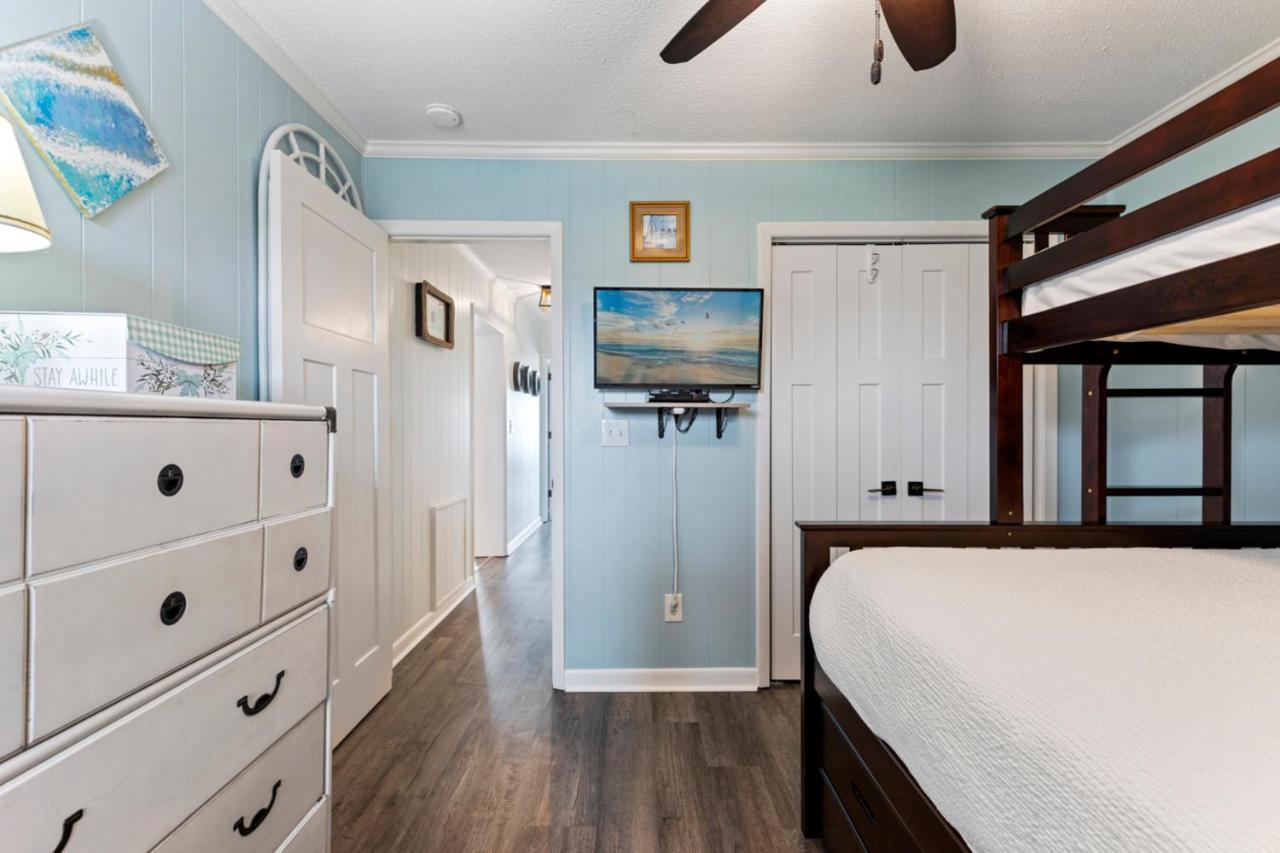 Bright And Sunny With Stunning Oceanfront Apartment