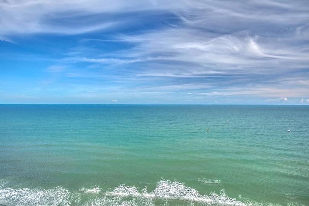 Fabulous Ocean Front Penthouse Apartment *