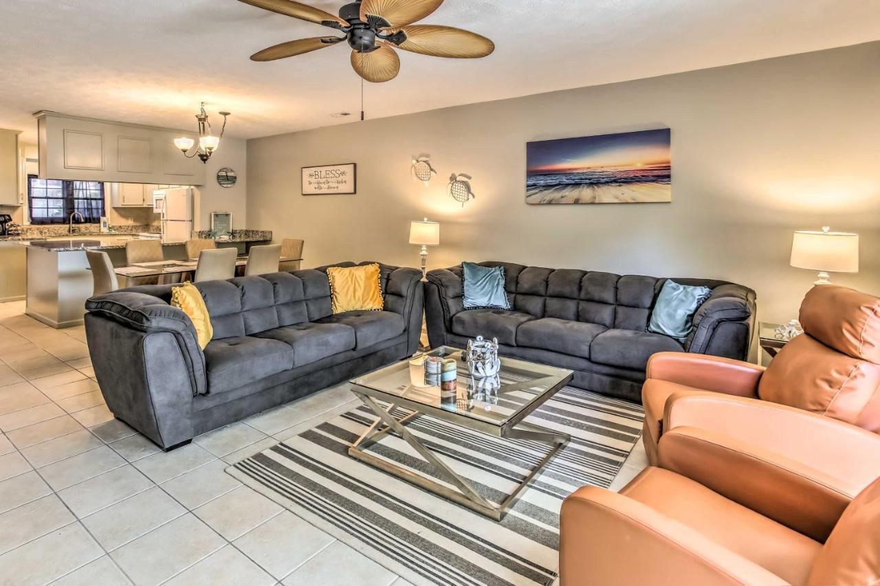 Charming Myrtle Townhome Walk To Holiday home