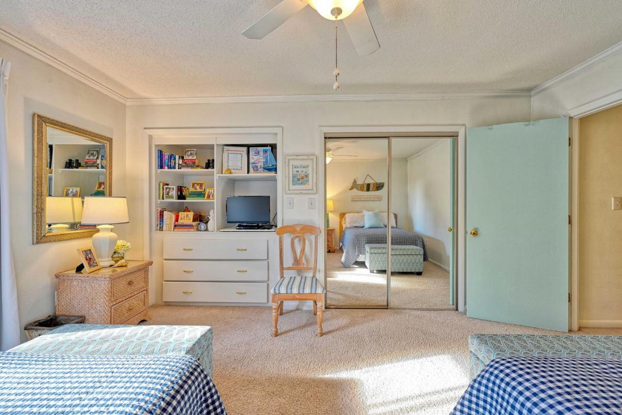 Abode With Seasonal Pool And Lake View!
