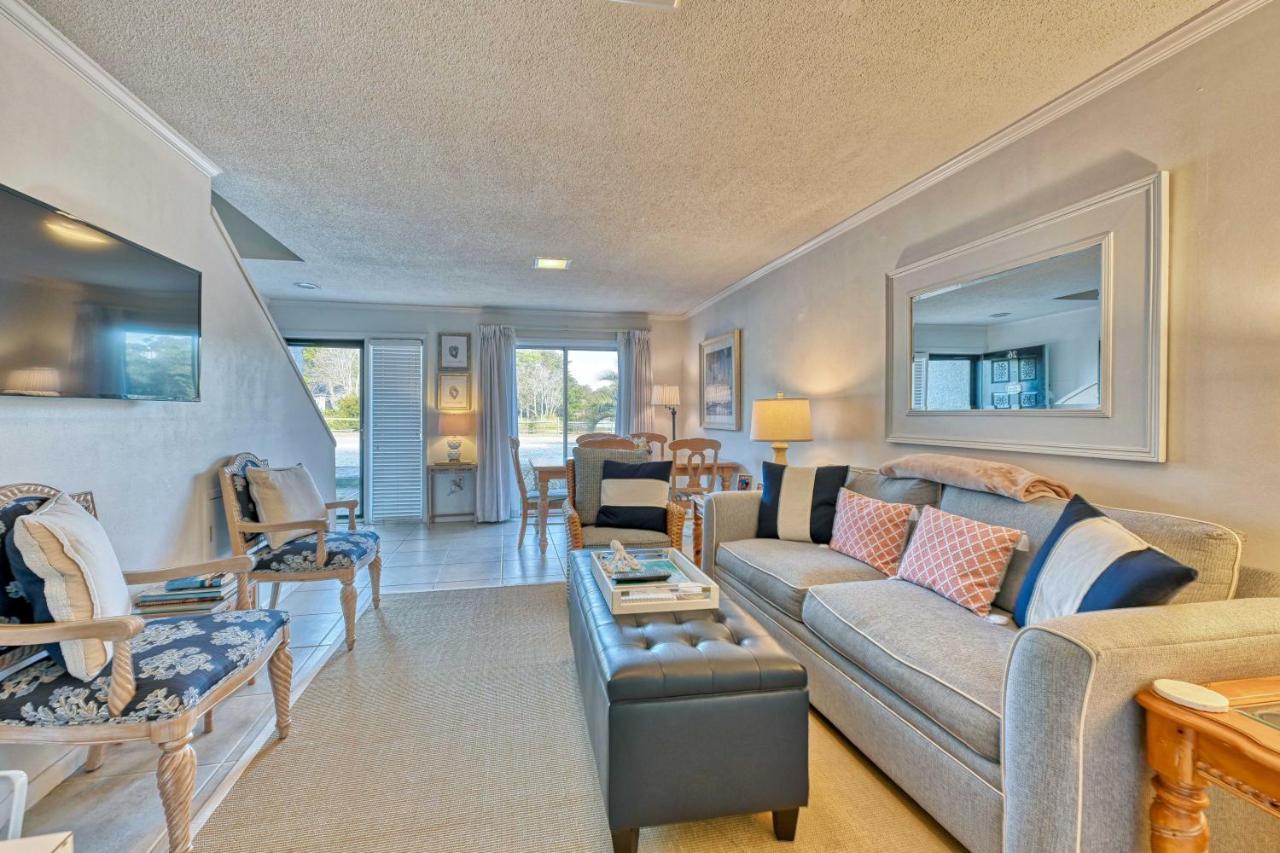 Holiday home Abode With Seasonal Pool And Lake View!