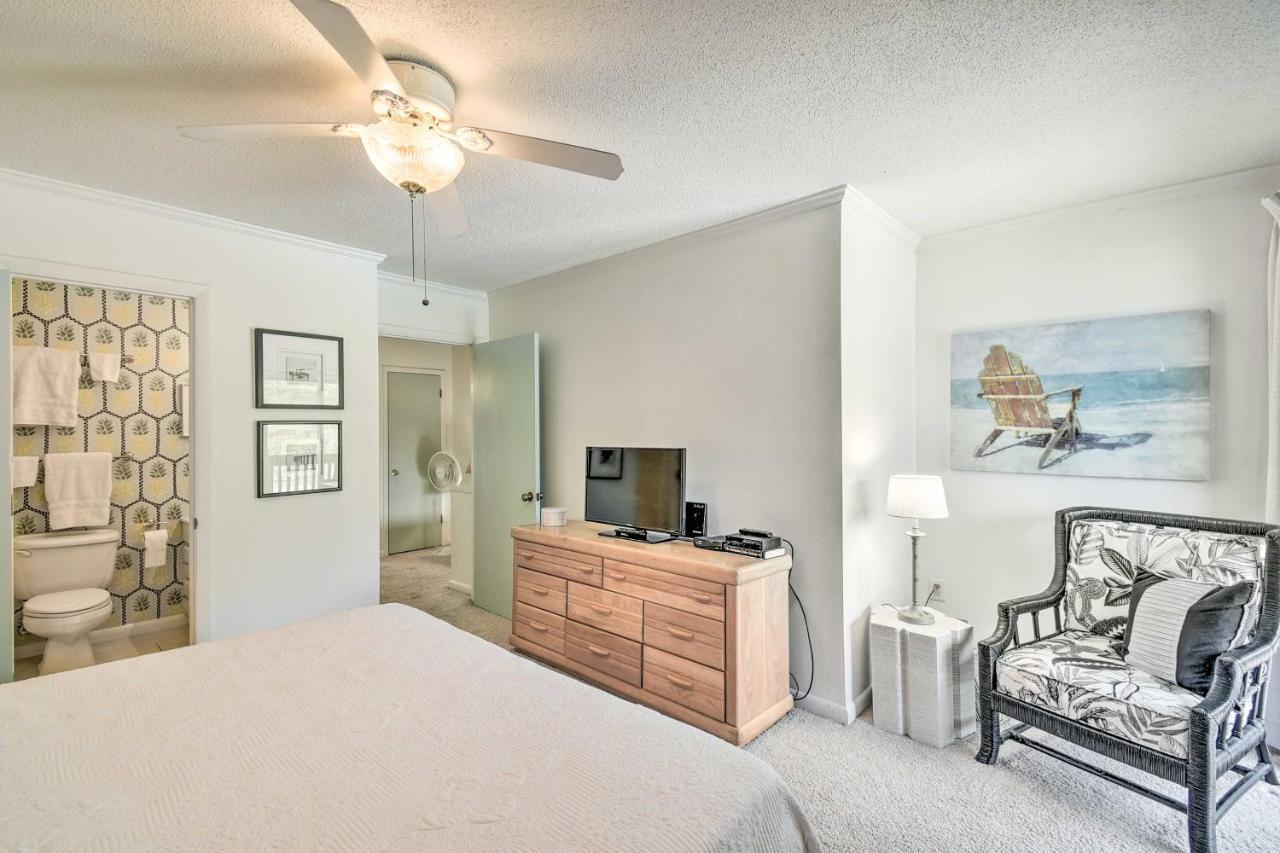 Abode With Seasonal Pool And Lake View!