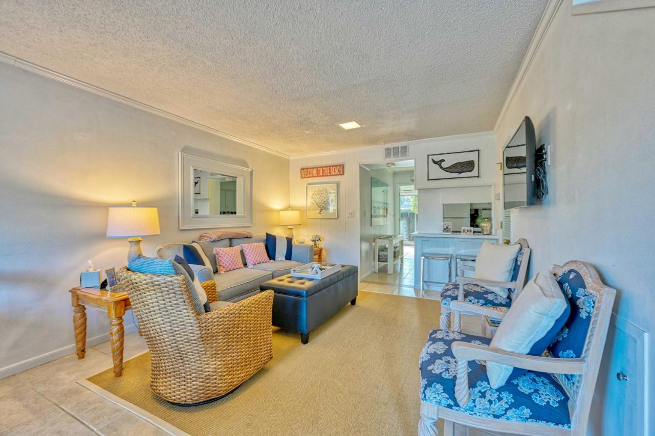 Abode With Seasonal Pool And Lake View! *