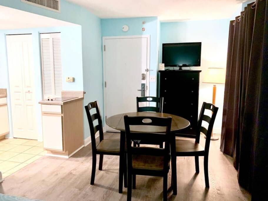 *wonderful Amenities*queen Beds * Pools & More*c50 Apartment