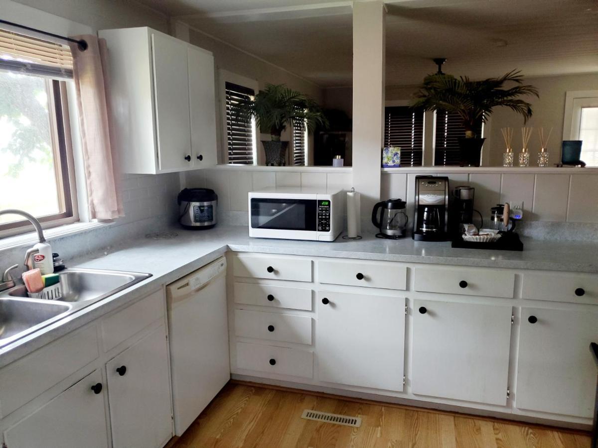 Bright And Airy Beach House. Holiday home *