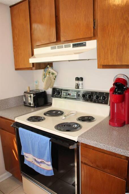 Apartment 2br Shore Dr Area: Queen: Pool: Grill: Beach: Ocean Annie's: M28 Myrtle Beach