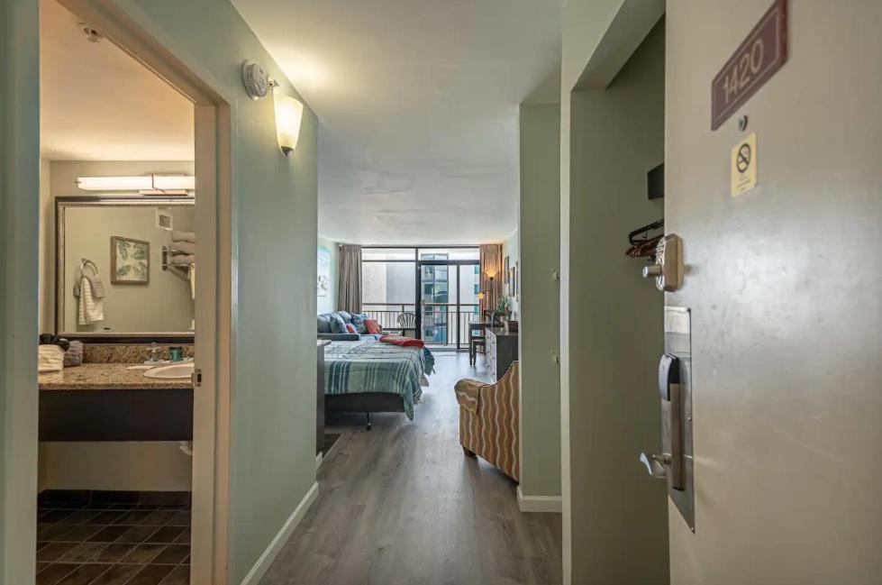 Landmark 1420 - Updated King Suite! Perfect For 2-4 People! Holiday home Myrtle Beach