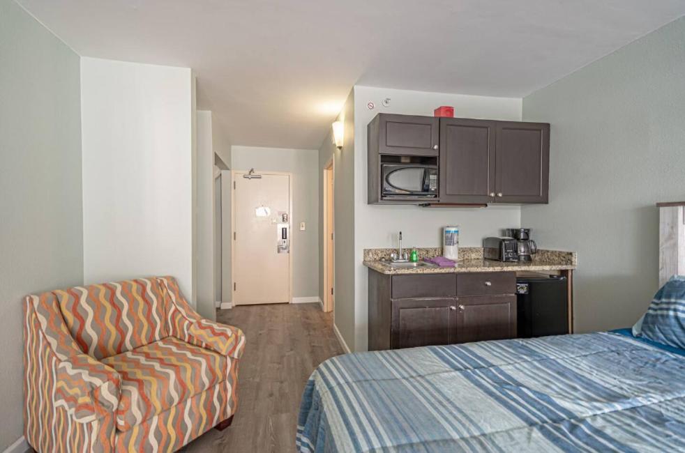 Landmark 1420 - Updated King Suite! Perfect For 2-4 People! *