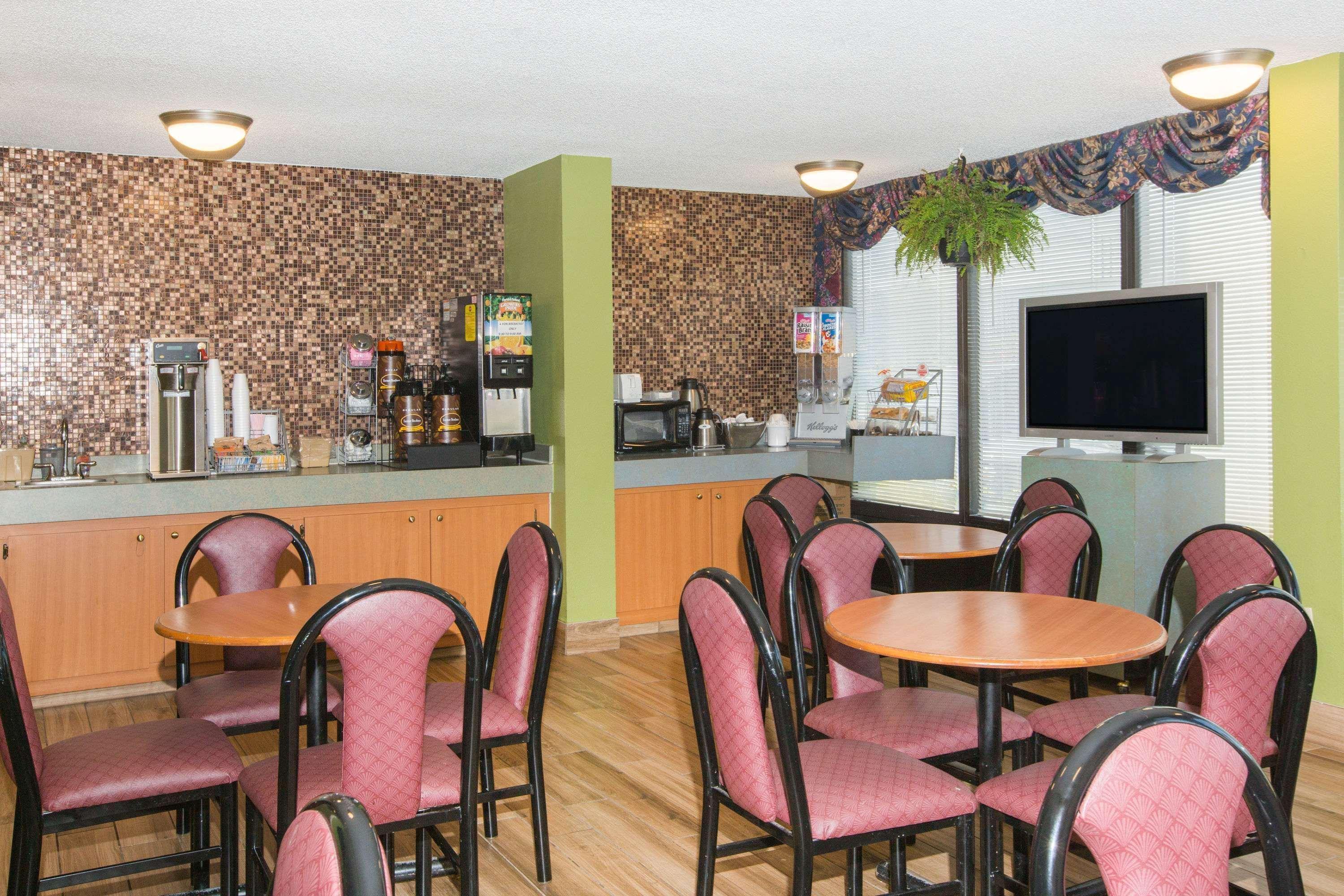 Super 8 By Wyndham Myrtle Beach/market Common Area Myrtle Beach