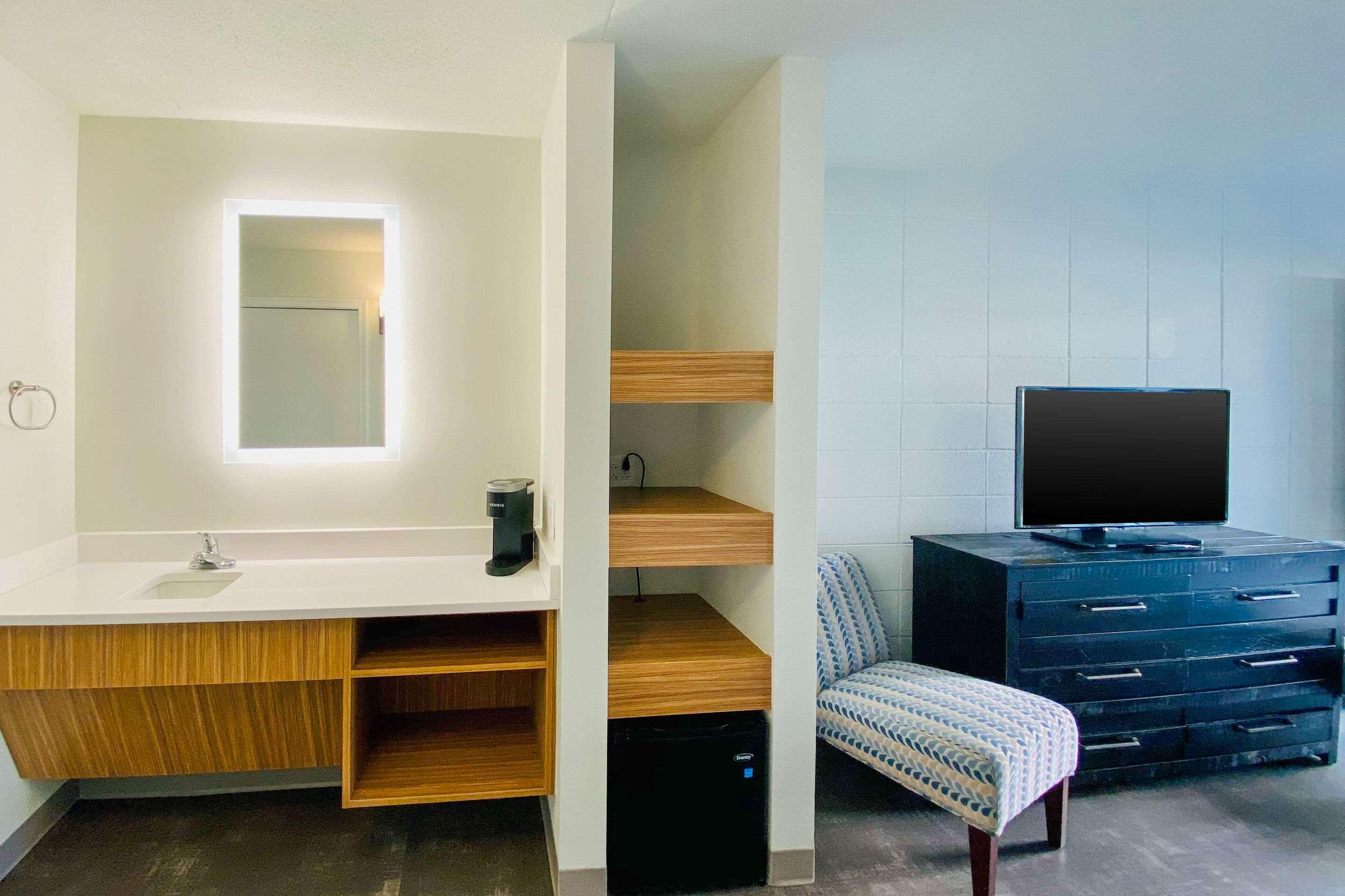 Shores Hotel