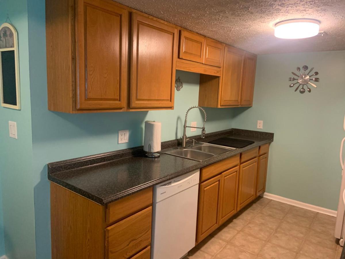 Cheerful Two Bedroom House 1.5 Miles From Beach. Holiday home