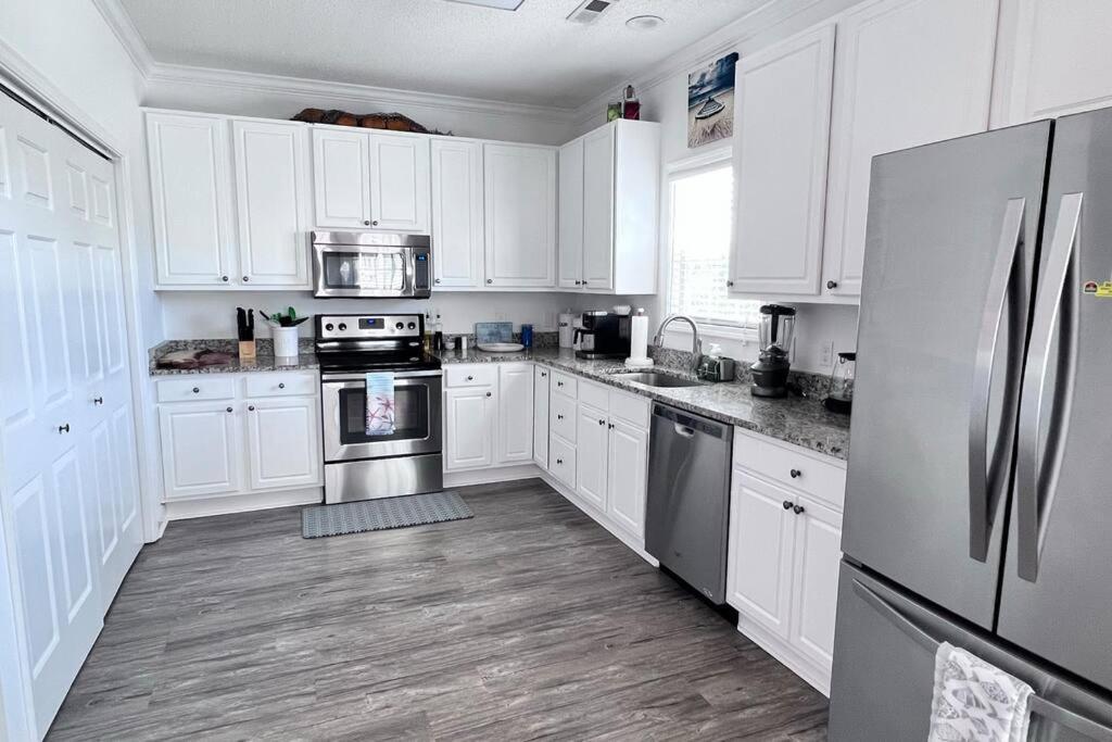 Walk To The Beach-sleeps 10 And Golfcart Holiday home *