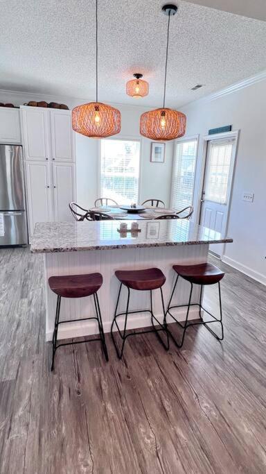 Holiday home Walk To The Beach-sleeps 10 And Golfcart Myrtle Beach