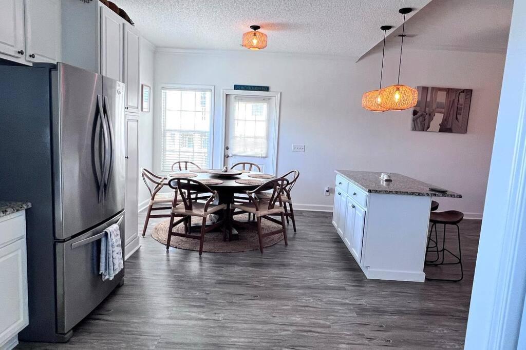 Holiday home Walk To The Beach-sleeps 10 And Golfcart Myrtle Beach