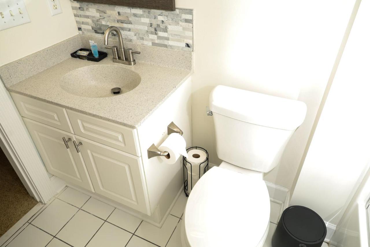Stunning On Golf Course Near Broadway At The Beach Apartment *