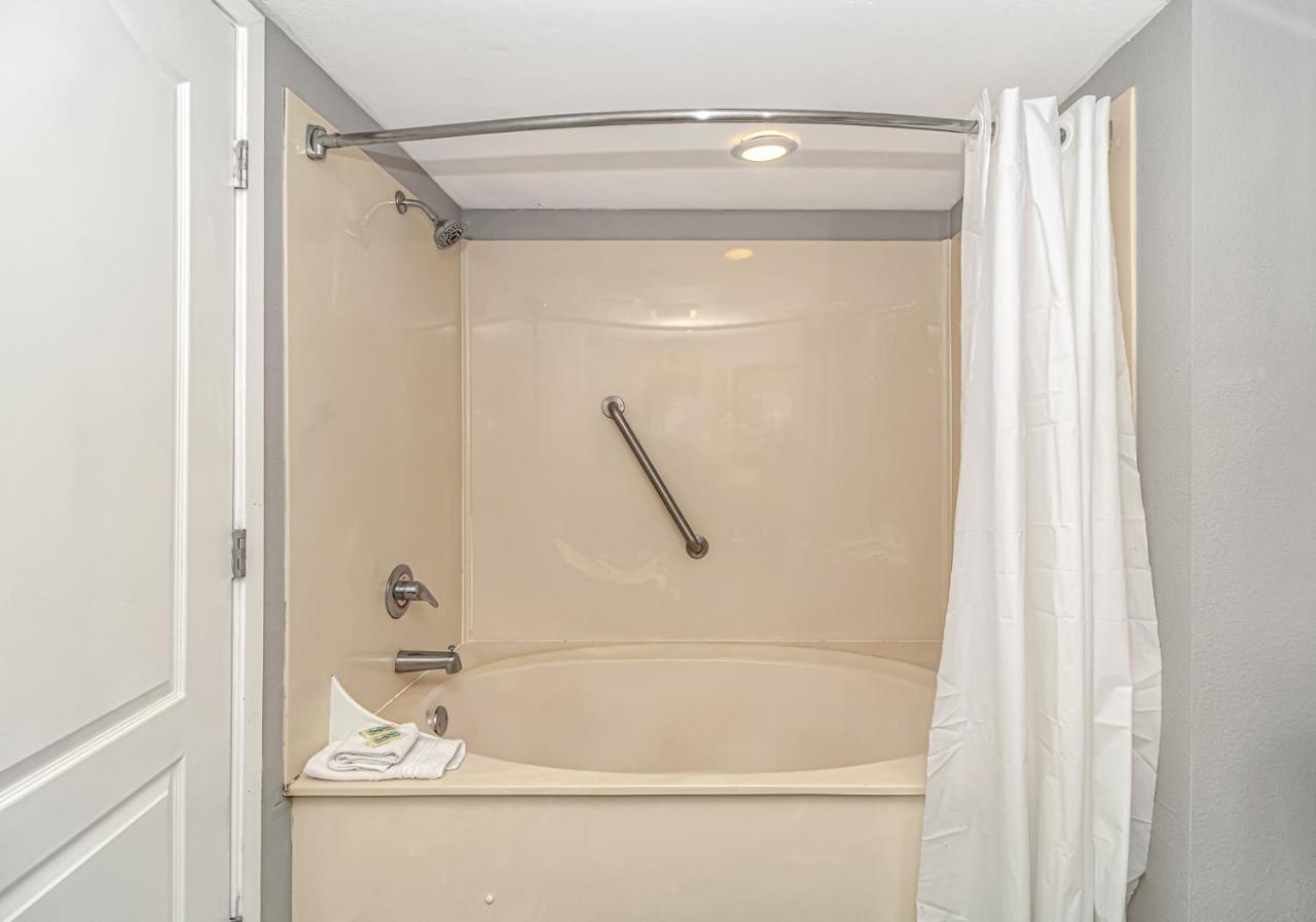 Holiday home Stunning Oceanfront 2 Bedroom, 2 Bath - Carolinian 1633 Myrtle Beach