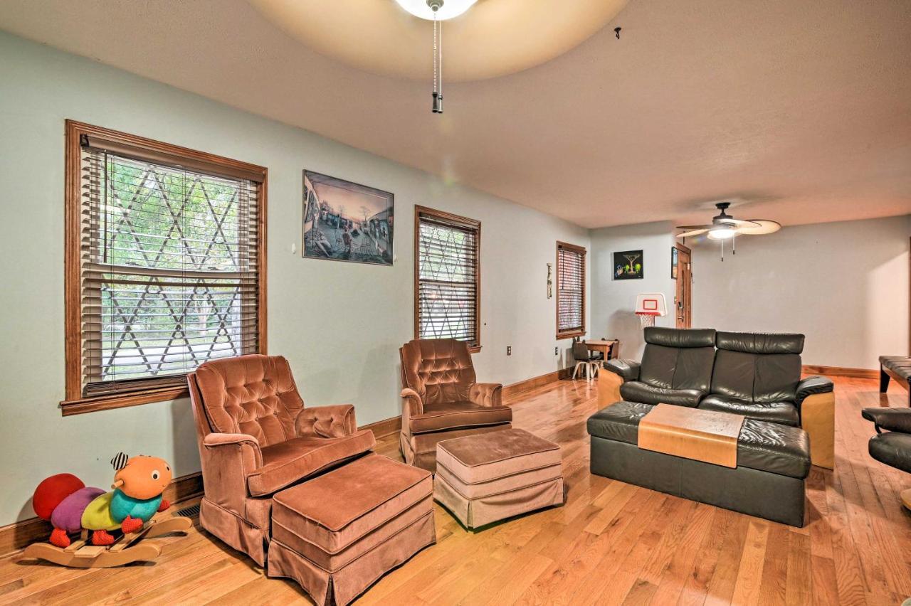 Spacious Walk To And Entertainment! *