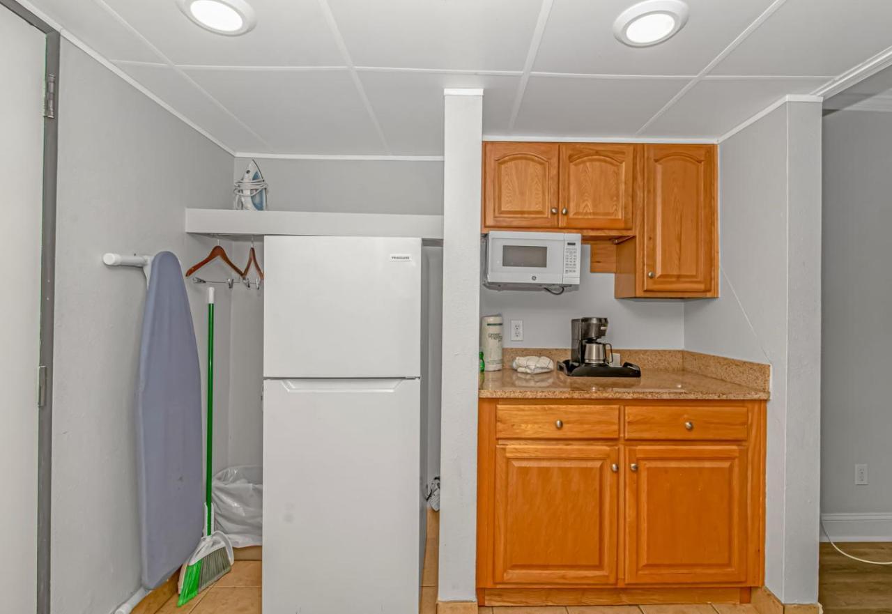 Ocean Reef - Direct Oceanfront - Nicely Updated! Perfect For 2-4 Guests! Unit 401 *